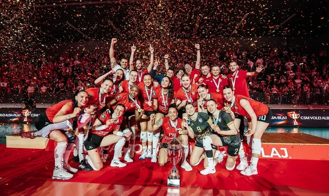 Echipa Volei Alba Blaj într-o fotografie de arhivă publicată de Alba24