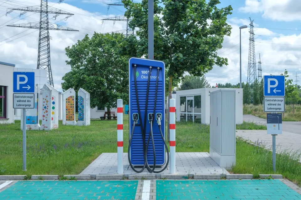Fotografie ilustrativă pentru articolul „Stații de încărcare pentru mașini electrice, puse în funcțiune la Vulcana-Pandele”