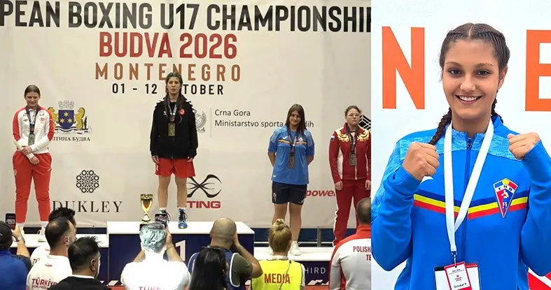 O femeie zâmbește purtând o jachetă albastră cu medalie, în timp ce în fundal trei sportivi stau pe un podium de premiere.