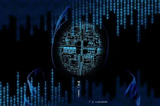 O figură în capășoare cu un craniu electronic luminat, înconjurat de cod binar albastru pe un fundal negru.