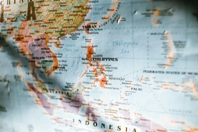 O hartă a Asiei de Sud-Est și a Oceanului Pacific, afișată pe o suprafață ușor ondulată.