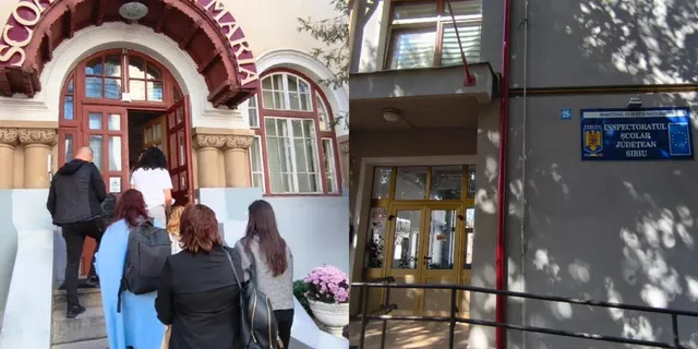 Un grup de persoane stă în fața unei intrări de clădire lângă un pridvor cu ferestre arcuate și o placă albastră pe perete.