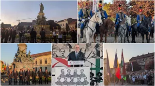 Câțiva oameni stau în fața unui monument înalt, în timp ce cavaleri călăresc pe cai în alte cadre ale imaginii compuse.
