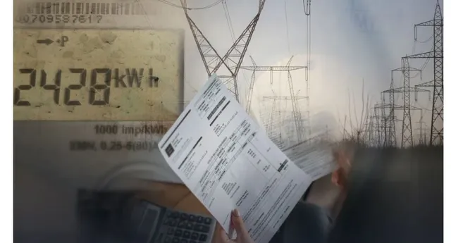 O imagine compusă prezintă un contor digital cu cifra 2428 kWh, o factură de hârtie și turnuri de înaltă tensiune sub un cer înnorat.
