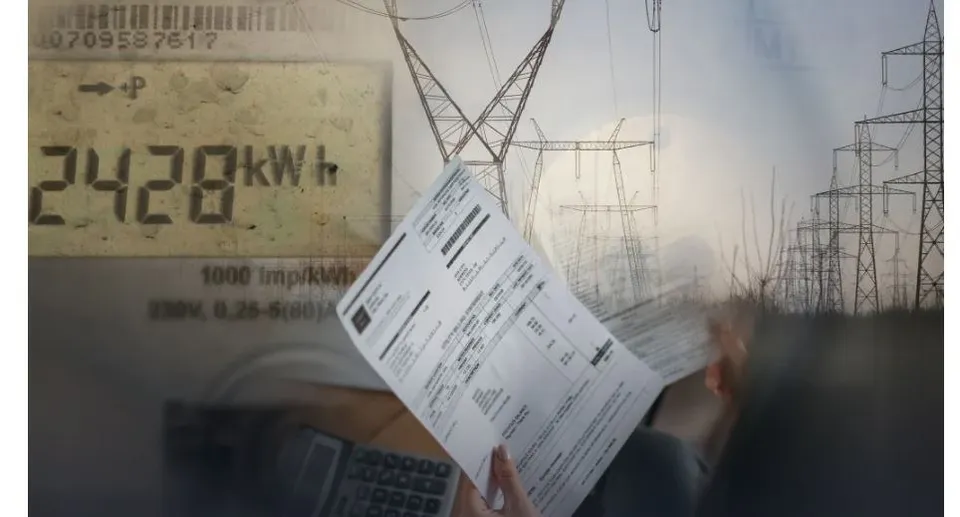 O imagine compusă prezintă un contor digital cu cifra 2428 kWh, o factură de hârtie și turnuri de înaltă tensiune sub un cer înnorat.