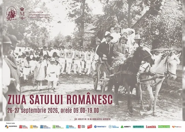 O mulțime de oameni în haine tradiționale merge pe un drum, în timp ce un grup de persoane călărește un căruță trasă de cai în prim-plan.