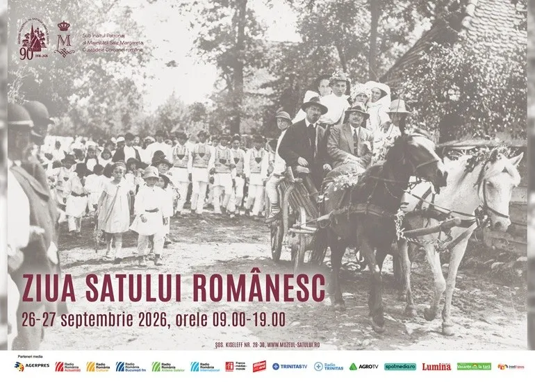 O mulțime de oameni în haine tradiționale merge pe un drum, în timp ce un grup de persoane călărește un căruță trasă de cai în prim-plan.