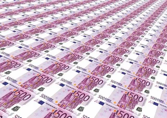 Multe bancnote de 500 de euro sunt întinse pe o suprafață plană, dispuse în rânduri și coloane.