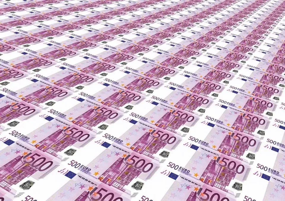 Multe bancnote de 500 de euro sunt întinse pe o suprafață plană, dispuse în rânduri și coloane.