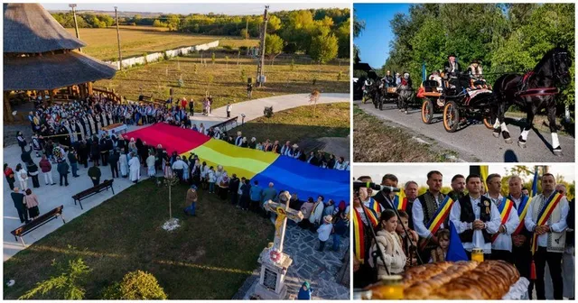 O mulțime de oameni stă lângă o structură acoperită, sub umbrele colorate, lângă un trofău și o cruce într-un câmp deschis.