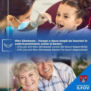 O femeie cu mască medicală ține o instrument dentară în gura unei fete, în timp ce un bărbat și o femeie vârstnică zâmbesc.
