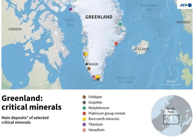 O hartă a Groenlandei indică locațiile unor depozite de minerale critice prin puncte colorate de diferite nuanțe pe un fundal albastru al oceanului.