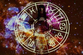 O siluetă umană este suprapusă peste un cerc divizat în segmente conținând simboluri zodiacale pe un fundal de nebuloasă colorată.