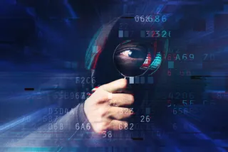 O mână ține o lupă în fața unui ochi, pe un fundal albastru cu cifre și elemente digitale.