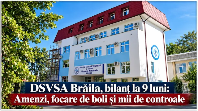O clădire albă cu acoperiș roșu, ferestre albastre și un panou informativ cu text în partea de jos, situată sub un cer senin.