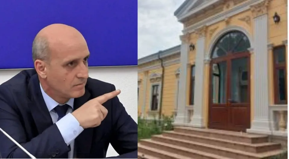 Un bărbat cu părul rare într-un costum închis și cămașă albă este prezentat lângă o clădire galbenă cu uși de lemn și trepte.