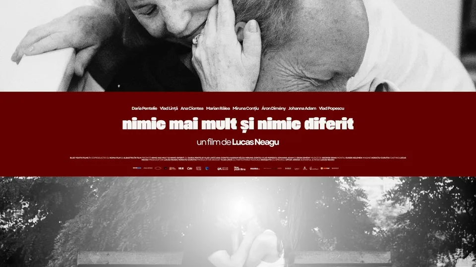 Un poster de film cu text alb pe fundal roșu, suprapus peste două imagini alb-negru cu persoane în poziții de apropiere.