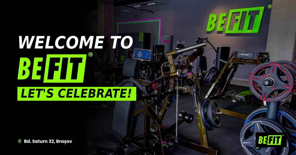 Echipamente de fitness metalice și greutăți sunt dispuse într-o sală de sport cu un logo verde pe perete și text pe fundal negru.