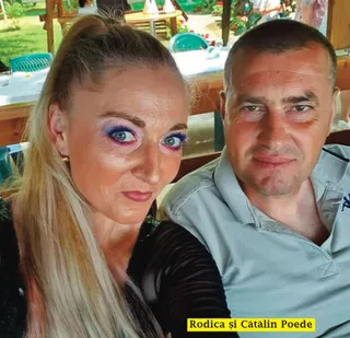 O femeie cu părul blond și machiaj albastru în jurul ochilor stă lângă un bărbat care poartă un tricou polo gri.