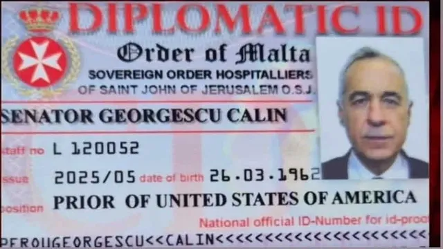 Un document de identificare diplomatică prezintă un simbol cu o cruce albă, un portret de bărbat și text imprimat pe un fundal colorat.