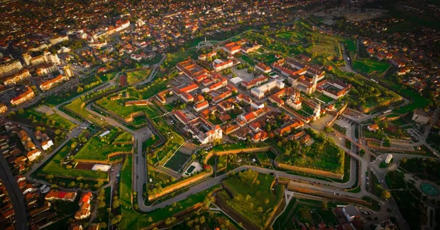 O vedere aeriană a unei fortificații cu clădiri în interiorul zidurilor și zone verzi înconjurând structura geometrică a cetății.