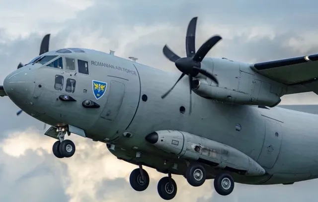 O aeronavă militară gri cu marcajul Romanian Air Force zboară pe un cer înzăpezit.