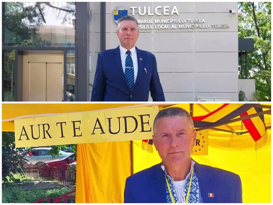 Un bărbat într-un costum albastru stă în fața unei clădiri cu inscripția Tulcea și sub un banner galben pe care scrie AUR TE AUDE.