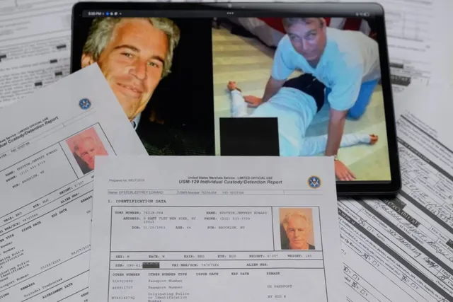 Un tabletă afișează două fotografii de portret și de grup, fiind așezată pe mai multe documente imprimate cu text și fotografii mici.