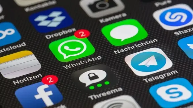 Diverse aplicații de pe un ecran de smartphone sunt afișate pe un fundal negru, printre care WhatsApp, Dropbox, Telegram și Facebook.