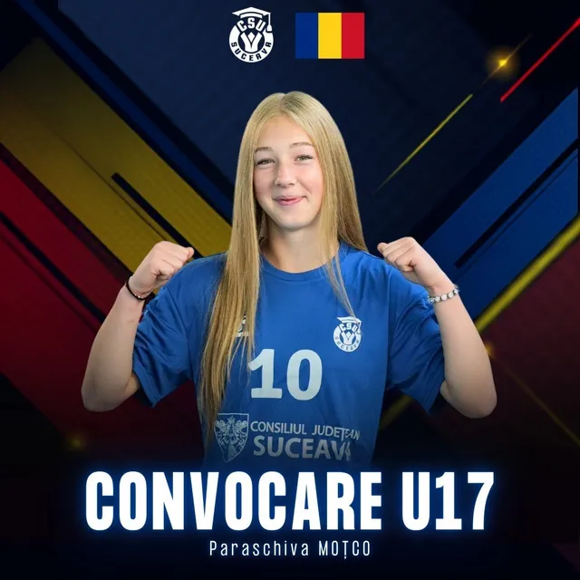 O fată cu părul lung și blondă poartă un tricou albastru cu numărul zece și stă cu pumnii strânși în poziție de pregătire.