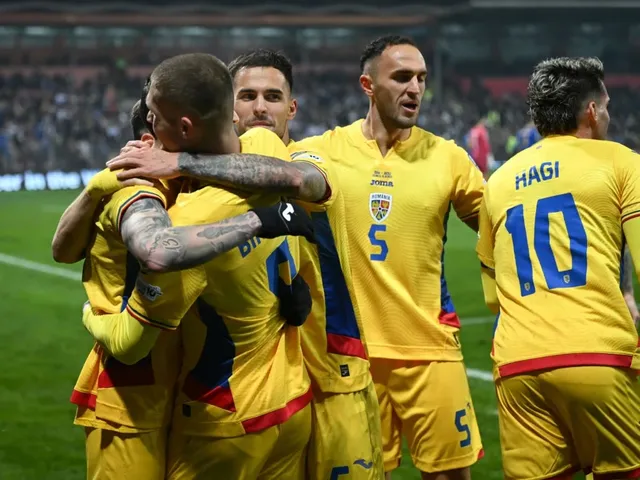 Cinci jucători de fotbal îmbrăcați în echipamente galbene cu detalii albastre și roșii stau pe un teren de fotbal verde.