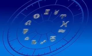 Simbolurile zodiacului sunt dispuse pe un cerc concentric de culoare albastră pe un fundal albastru.