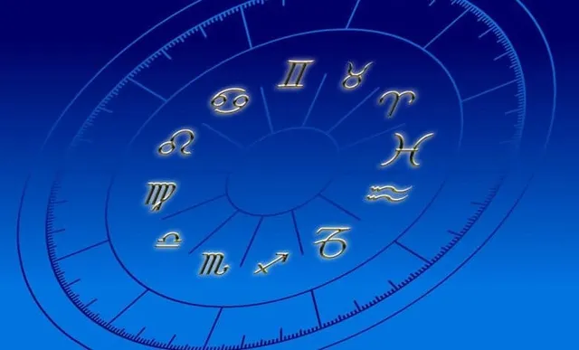 Pe un fundal albastru, un cerc împărțit în segmente conține simboluri aurii ale zodiilor, iar o imagine circulară mai mică este suprapusă în centru.