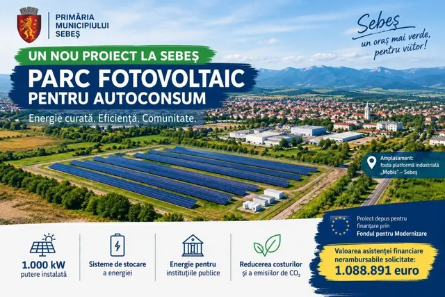 O imagine de tip afiș prezintă un câmp de panouri solare dispuse în rânduri pe un teren verde, sub un cer senin și un peisaj montan.