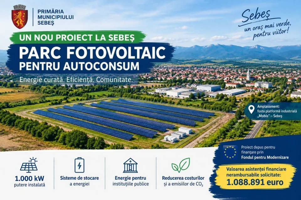 O imagine de tip afiș prezintă un câmp de panouri solare dispuse în rânduri pe un teren verde, sub un cer senin și un peisaj montan.