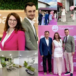 Un bărbat într-un sacou gri și o femeie într-o rochie roz stau lângă un perete cu text, în timp ce alți oameni apar în imagini de fundal.