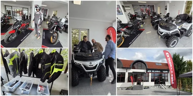 Un showroom conține motociclete, un ATV gri și echipamente de protecție suspendate, în timp ce un grup de bărbați stă lângă un vehicul.