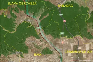 Harta satelitara cu limite de zone marcate in galben si o linie roșie care traversează terenul împărțit în zone verzi și maronii.