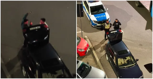 Două persoane stau lângă un autoturism negru deschis, în timp ce o mașină de poliție și doi polițiști sunt poziționați pe carosabil.