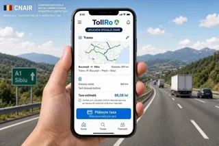 O mână ține un smartphone care afișează o aplicație cu o hartă, detalii de traseu și un buton albastru pe fundalul unui drum cu vehicule.