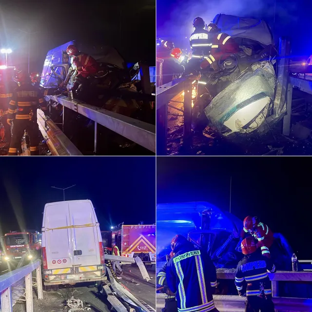 Echipe de salvatori în uniforme de lucru și casci de protecție lucrează lângă un vehicul alb avariat lângă o barieră metalică pe timp de noapte.