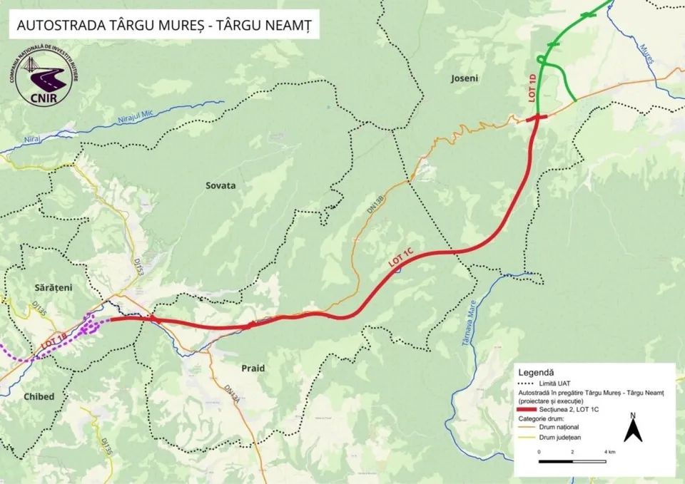 O hartă topografică indică traseul unei autostrăzi prin zone verzi, cu linii roșii, verzi și punctate, marcată cu denumiri de localități și râuri.