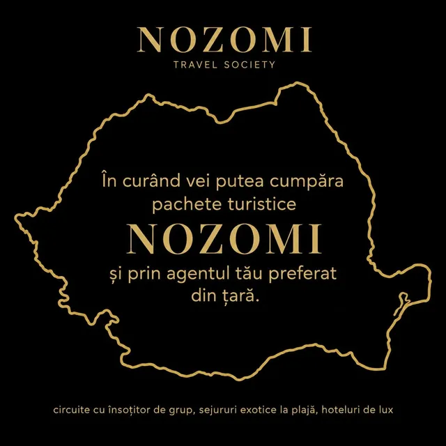 Conturul unei hărți aurii pe un fundal negru conține un text scris cu litere aurii.