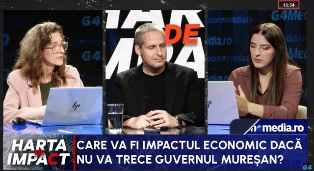 Trei persoane stau la o masă cu laptopuri și un pahar cu apă, în fața unui fundal cu diverse inscripții și texte colorate.