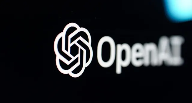 Logoul OpenAI este afișat în alb pe un fundal negru.