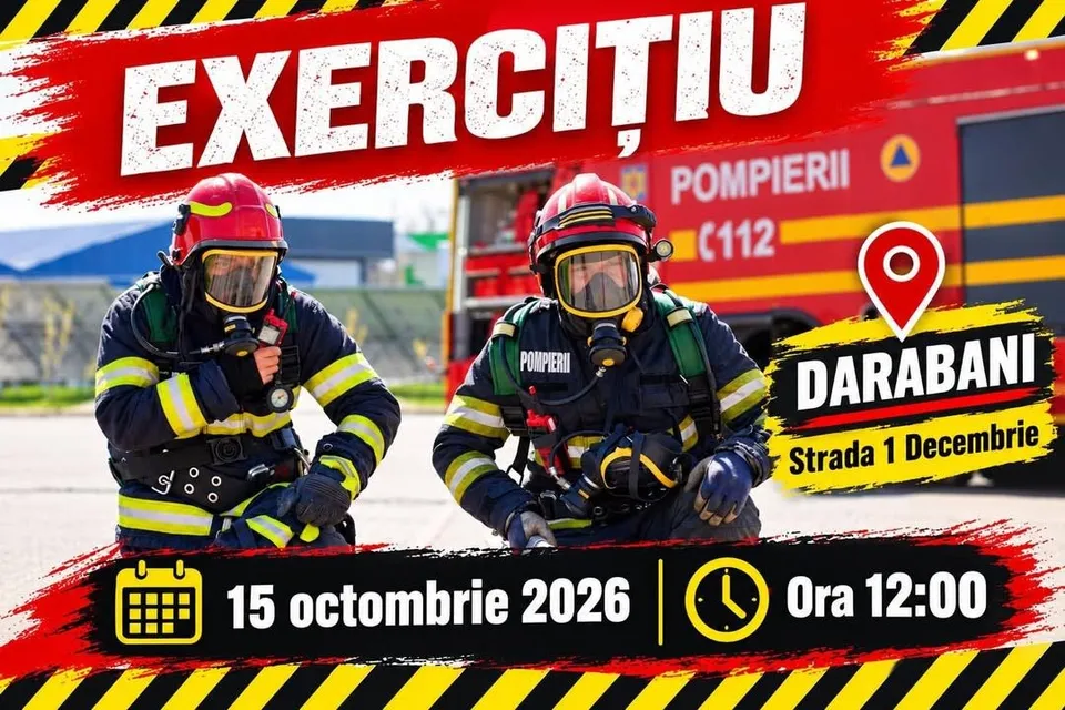 Două persoane purtând echipament de protecție complet, cască și mască de protecție, stau în poziție de genunchi pe un teren asfaltat.