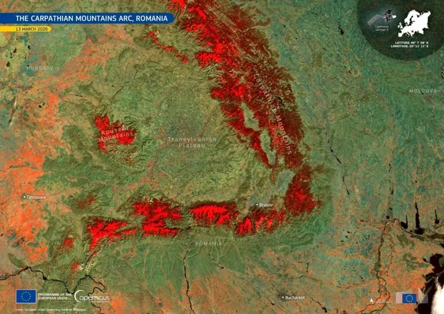 O hartă satelitară în culori false prezintă relief montan marcat cu nuanțe de roșu și zone de câmpie în nuanțe de verde.
