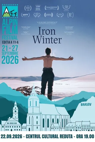 Un bărbat fără tricou stă cu brațele întinse pe un fundal cu munți, cer și o ilustrație a unei clădiri albe.