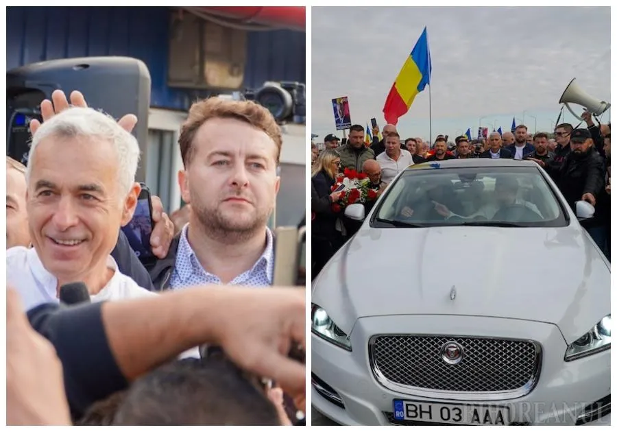 Un bărbat zâmbește în prim-plan, în timp ce în partea dreaptă o mașină albă circulă printre o mulțime de oameni sub un steag colorat.