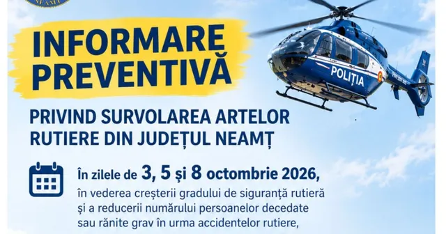 Un elicopter albastru cu inscripția POLIȚIA zboară pe un cer cu nori albi.